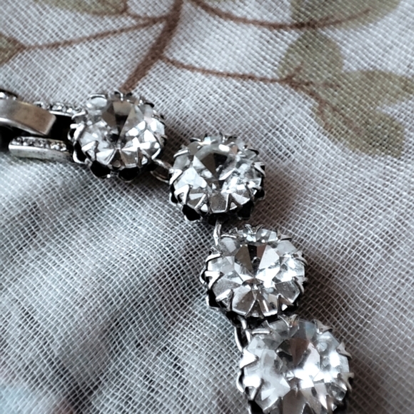 Stella and Dot Pewter Tone Silver Reproduction Faceted Crystal Clear Necklace - Picture 13 of 14